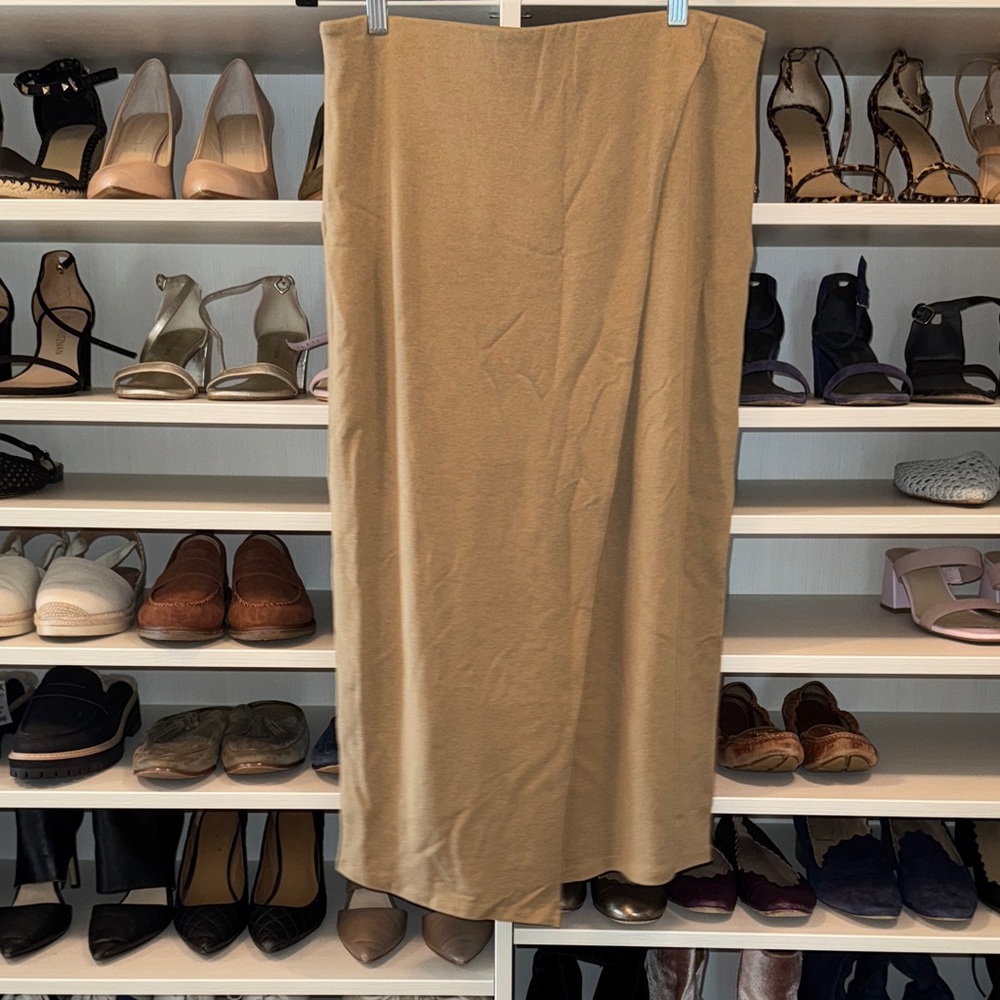 Vince Classic Tan skirt (soft, comfortable and so flattering) size M medium  NEW